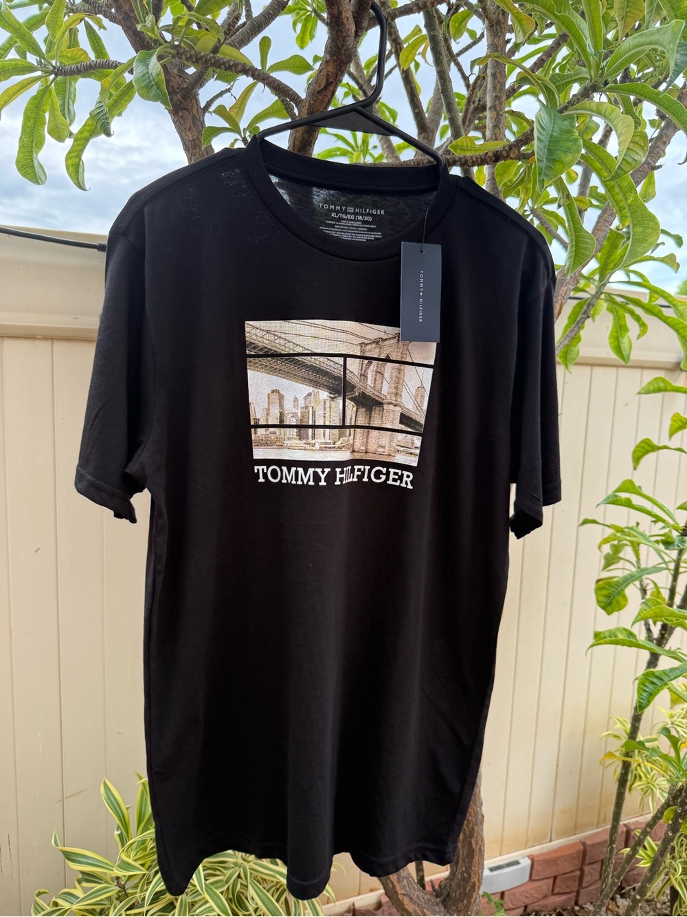 Tommy Hilfiger Vintage Black Short‑Sleeve Graphic Tee with City Bridge Print